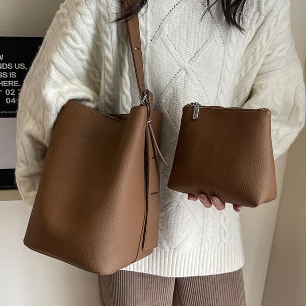 巾着 上品な質感の巾着式レザートートバッグ