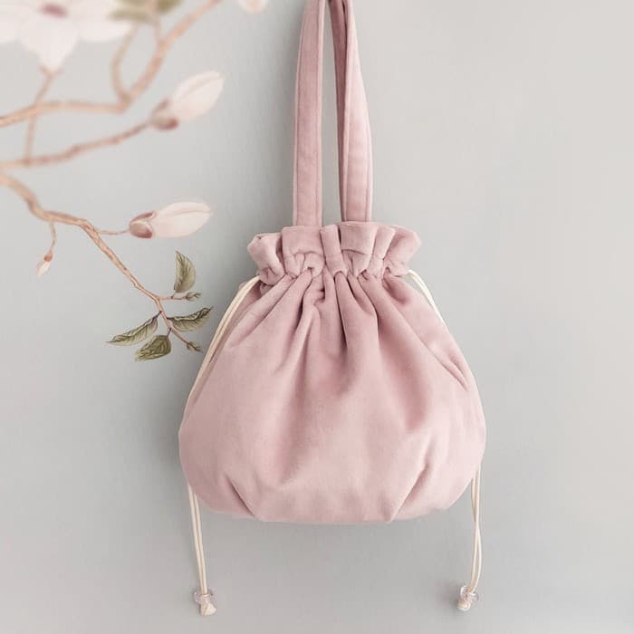 巾着 丸みのある上品な巾着型ハンドポーチ