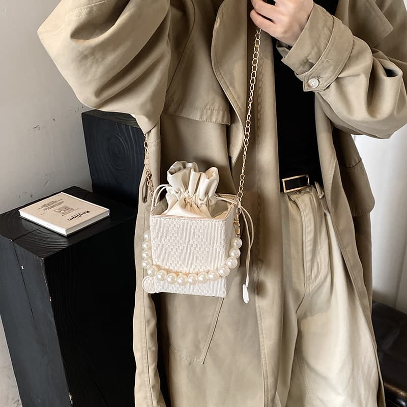 巾着 真珠装飾付きコンパクト巾着型ショルダー鞄