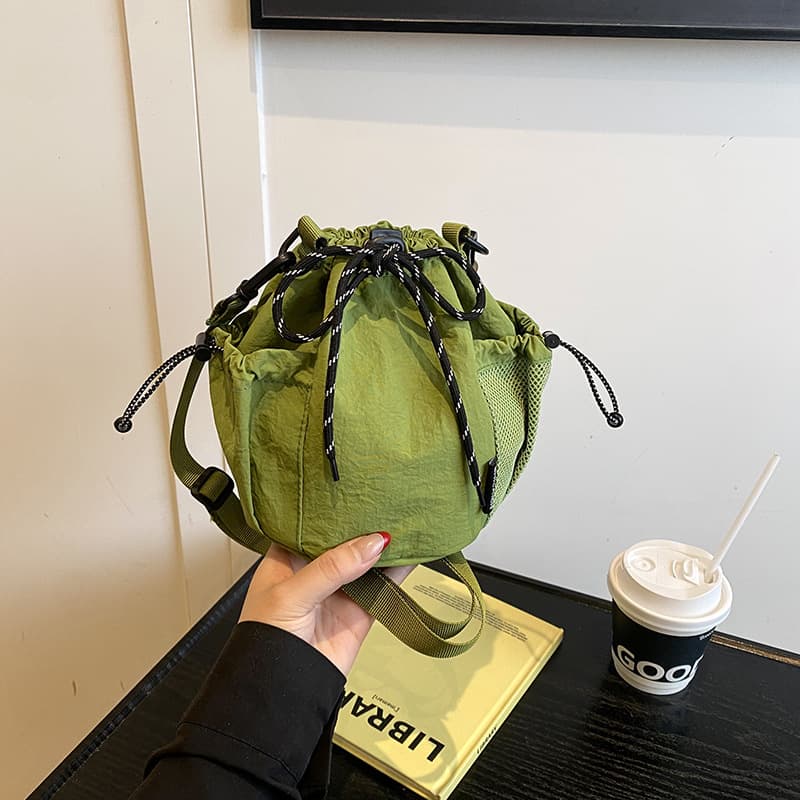 巾着 軽量ナイロン巾着型ショルダーバッグ