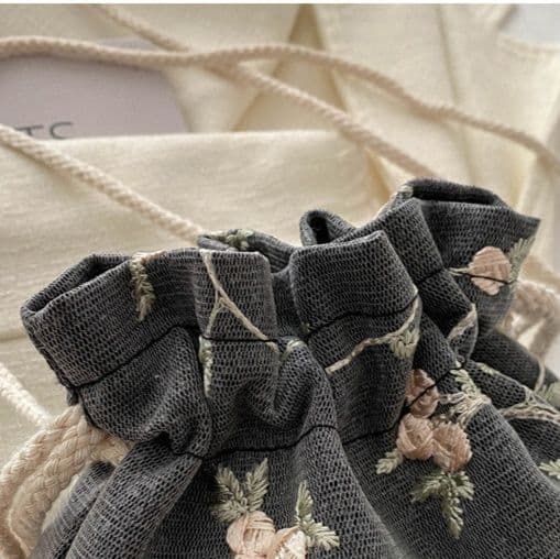 巾着 花柄刺繍が華やかな巾着型ミニポーチ