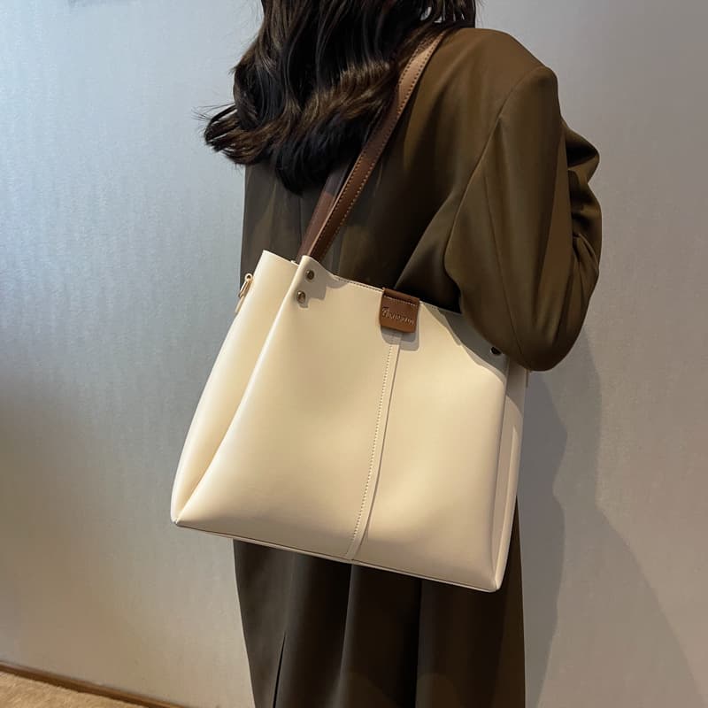 巾着 上品な大容量巾着式ショルダーバッグ