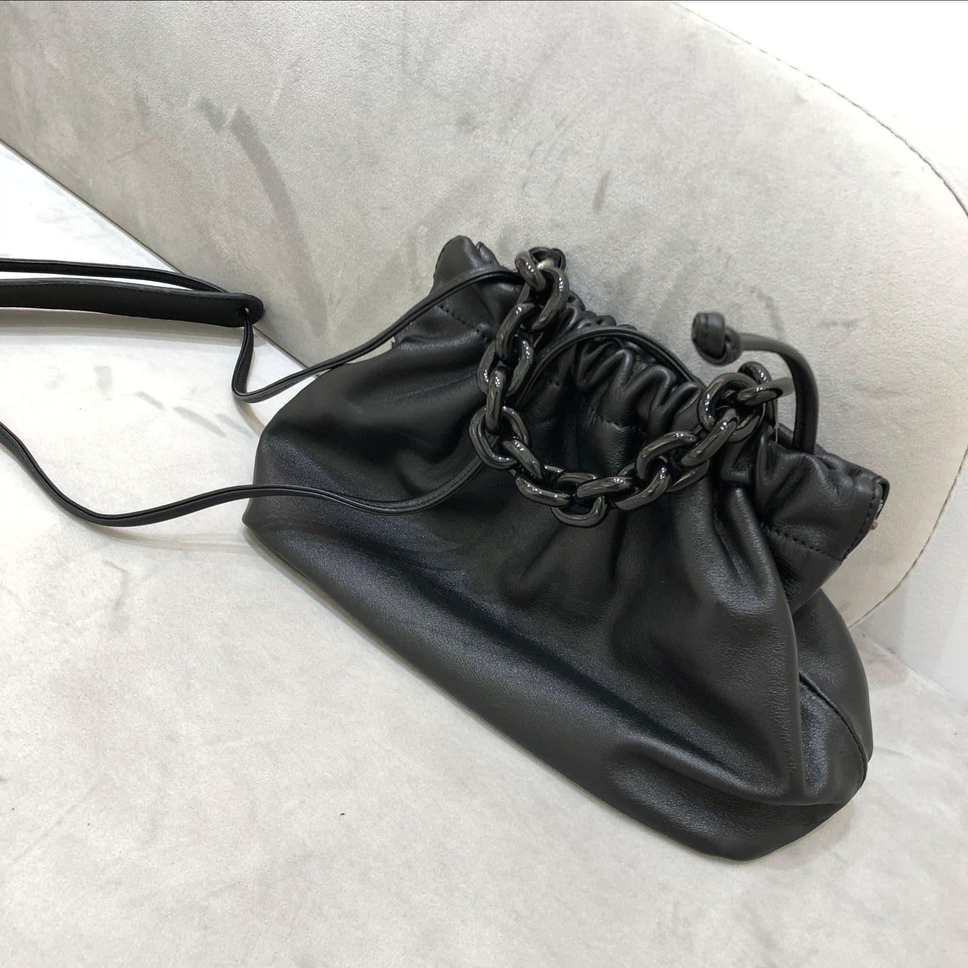 巾着 チェーンハンドル付きレザー巾着ショルダーバッグ
