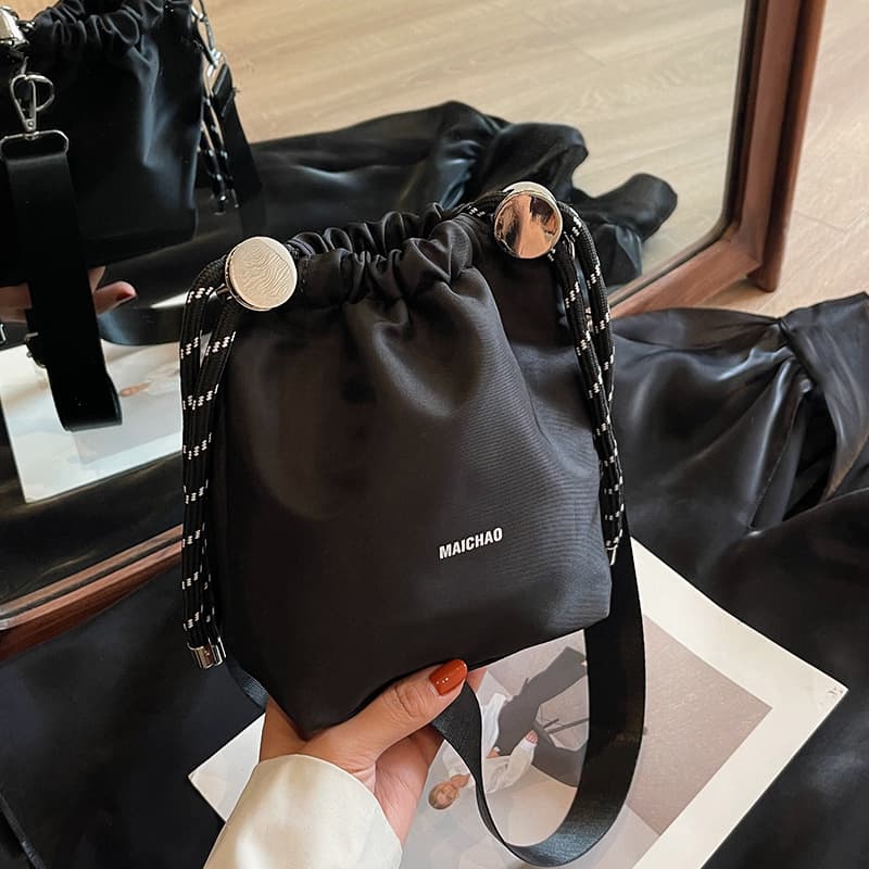 巾着 金属プレート付き巾着ショルダーバッグ