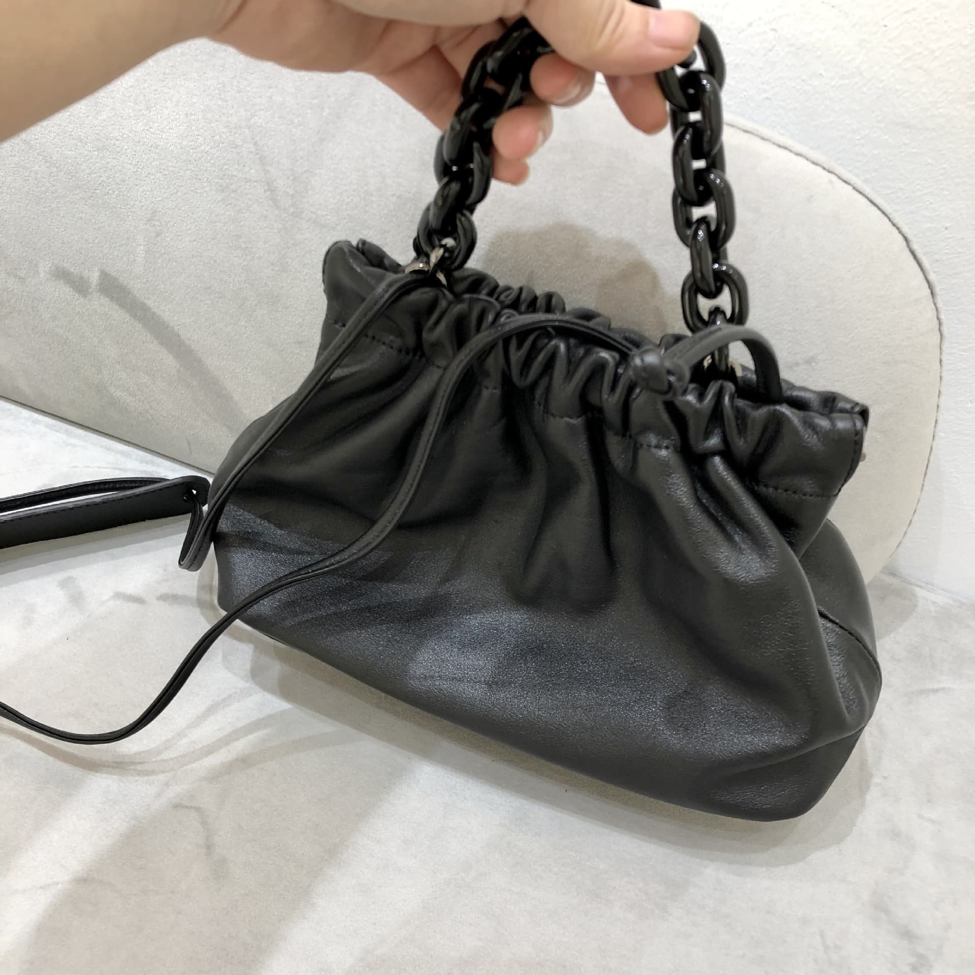 巾着 チェーンハンドル付きレザー巾着ショルダーバッグ