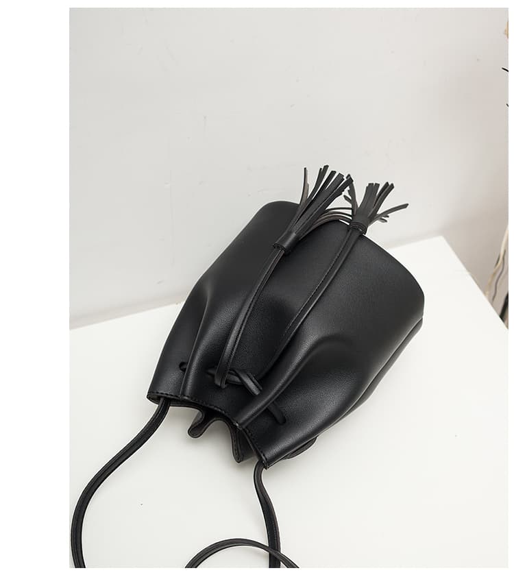 巾着 房飾り付き本革巾着ショルダー鞄