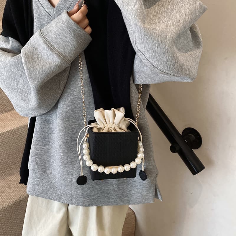 巾着 真珠装飾付きコンパクト巾着型ショルダー鞄