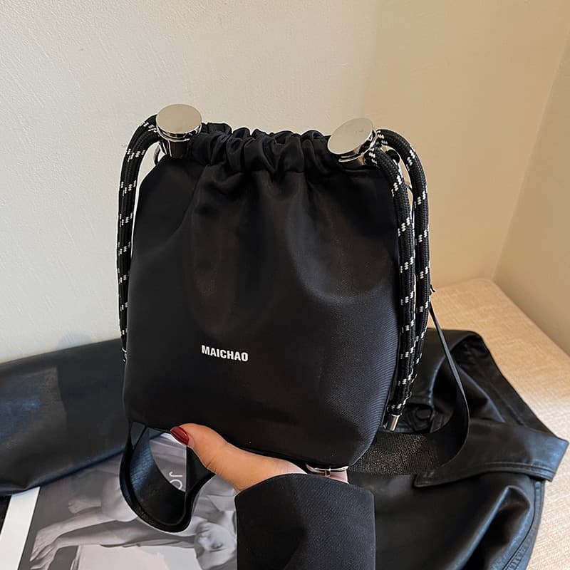 巾着 金属プレート付き巾着ショルダーバッグ