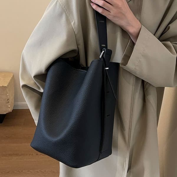 巾着 上品な質感の巾着式レザートートバッグ