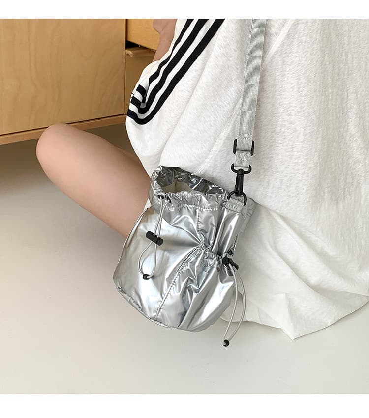 巾着 光沢素材の巾着型ショルダーバッグ