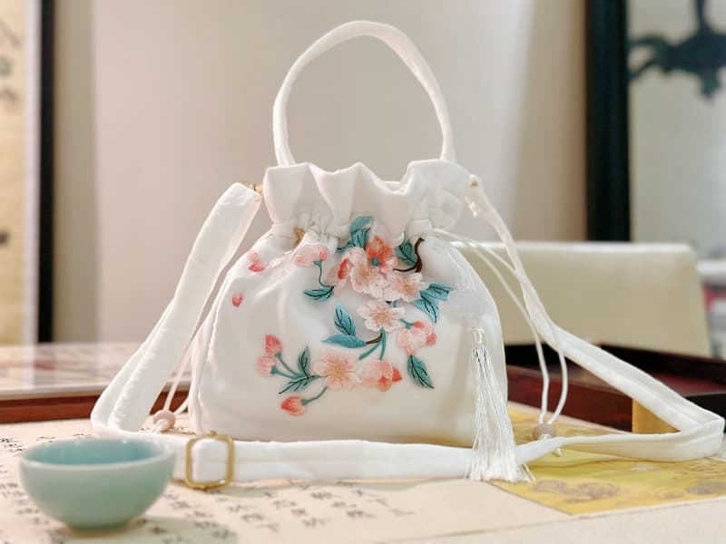 巾着 花鳥刺繍タッセル付き和風巾着ポーチ