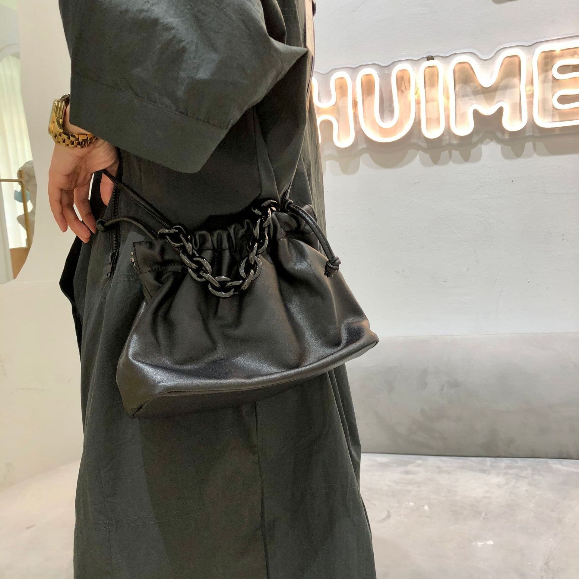 巾着 チェーンハンドル付きレザー巾着ショルダーバッグ
