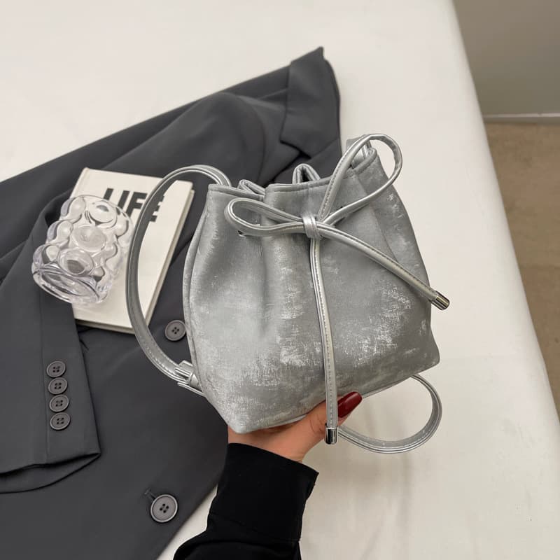 巾着 光沢素材の上品な巾着型ショルダーバッグ