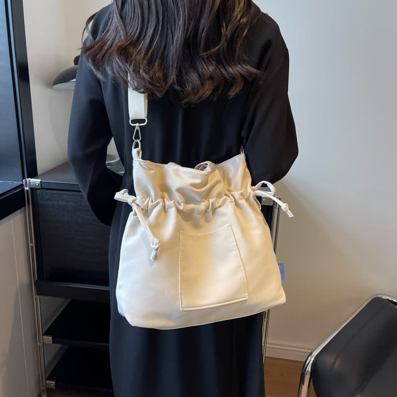 巾着 上品な巾着型ショルダーバッグ