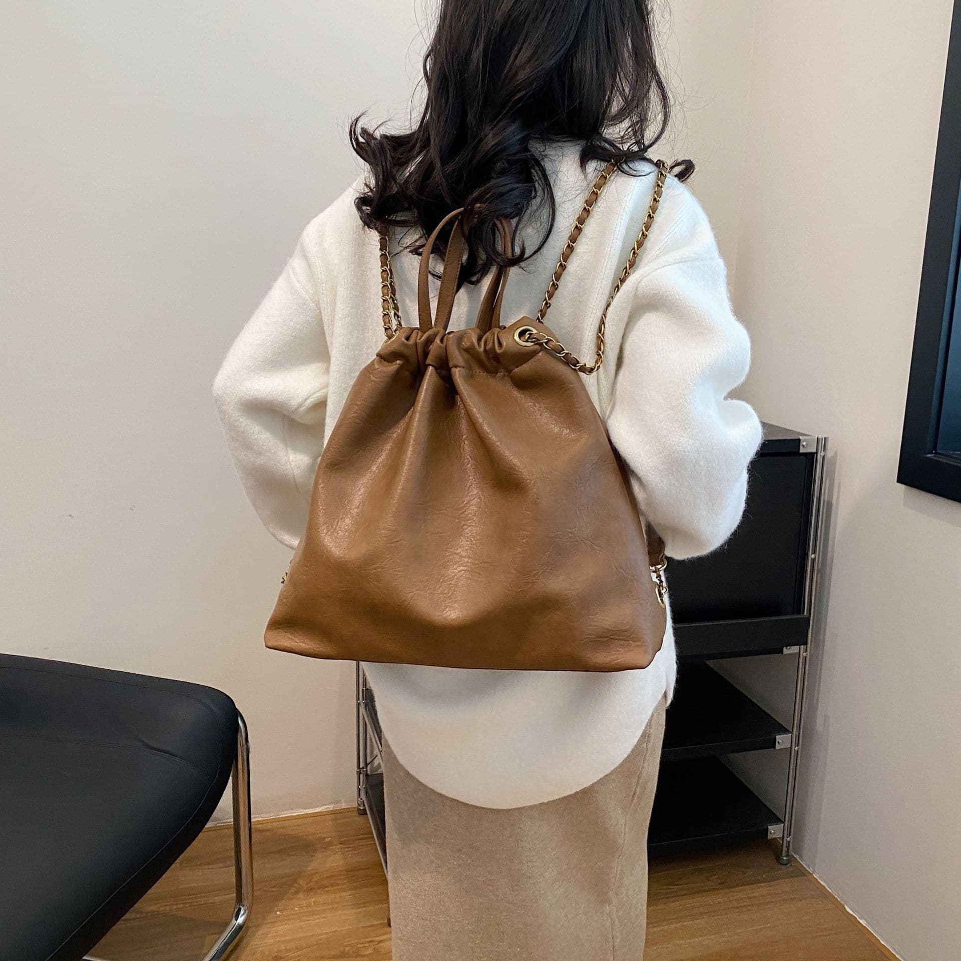 巾着 金具チェーン付き合成皮革巾着リュックサック
