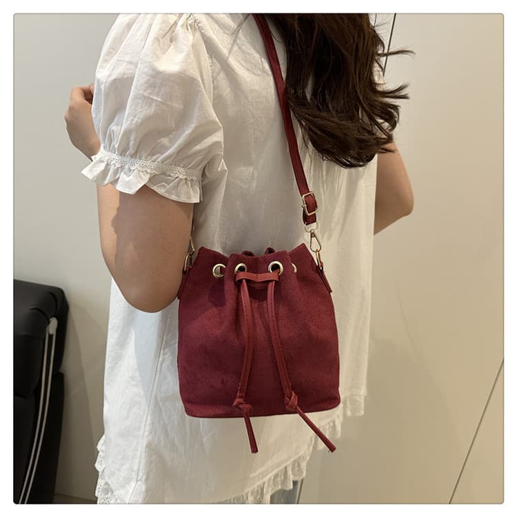 巾着 上品な質感の巾着型ショルダー鞄