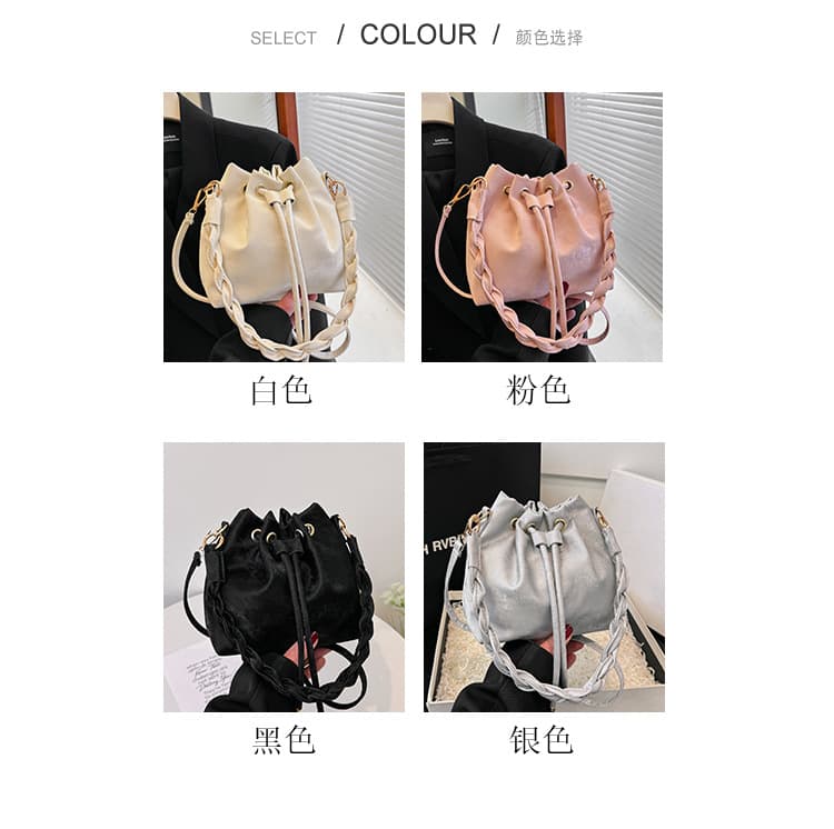 巾着 光沢素材の巾着型ショルダーバッグ