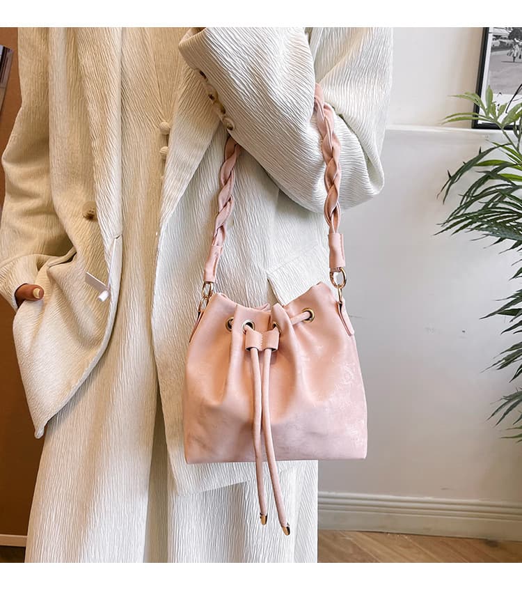 巾着 光沢素材の巾着型ショルダーバッグ