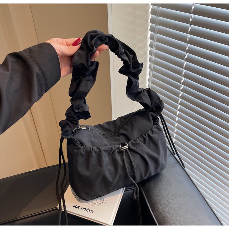 巾着 やわらか素材の巾着型斜めがけかばん