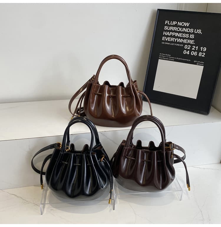 巾着 上品な光沢レザー巾着型ショルダーバッグ