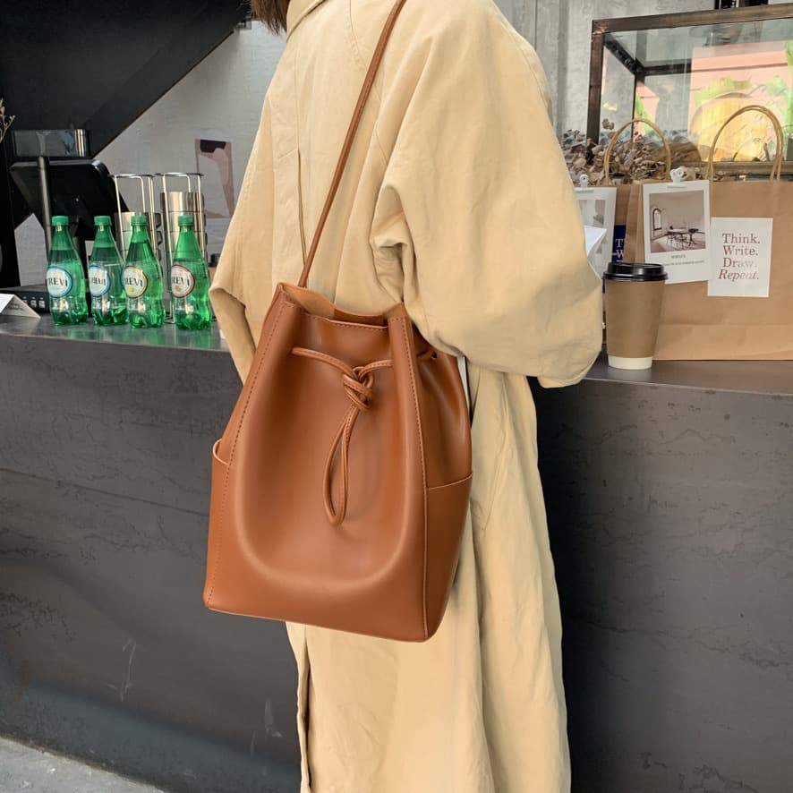 巾着 本革シンプル巾着型ショルダーバッグ