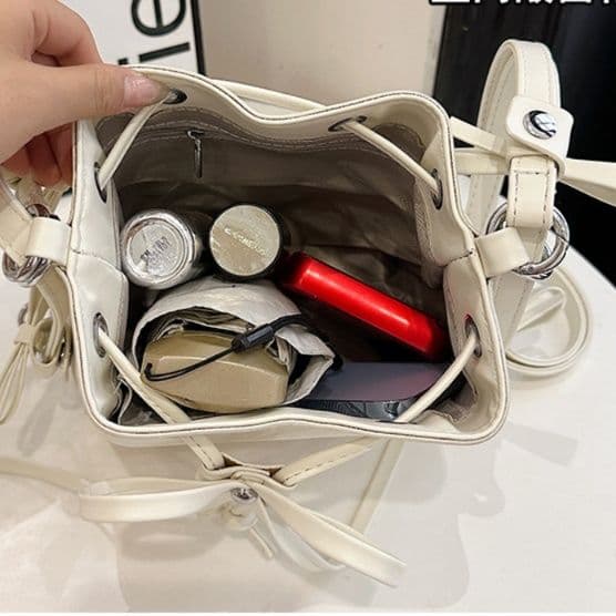 巾着 上品な光沢感のある巾着型ショルダー鞄