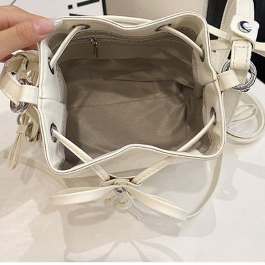 巾着 上品な光沢感のある巾着型ショルダー鞄