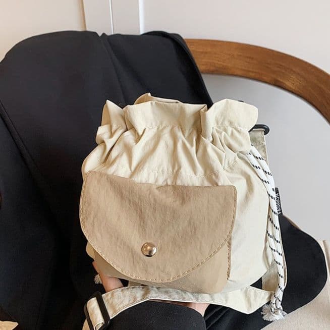 巾着 前ポケット付き巾着型ショルダーバッグ