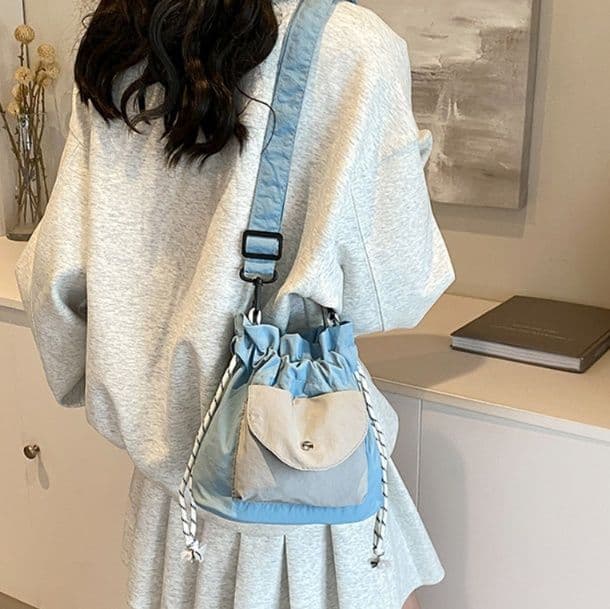 巾着 前ポケット付き巾着型ショルダーバッグ