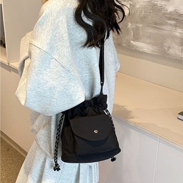 巾着 前ポケット付き巾着型ショルダーバッグ