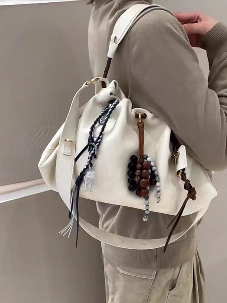 巾着 編み込み紐と金具がアクセントの巾着ショルダー