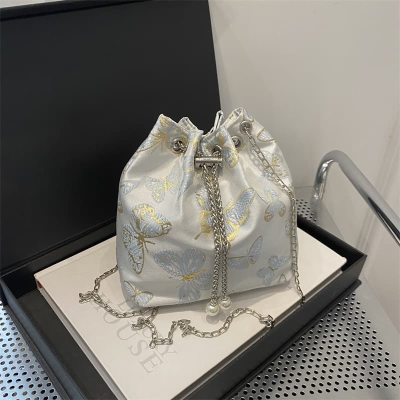 巾着 蝶々刺繍サテン地巾着ショルダーバッグ