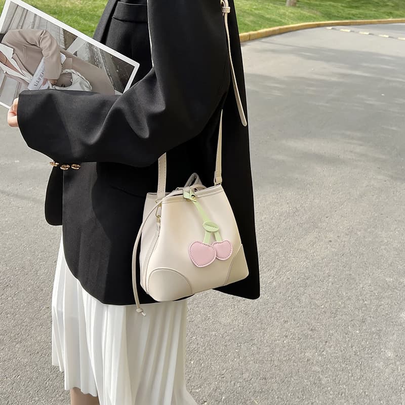 巾着 さくらんぼ刺繍の可愛い巾着ショルダーバッグ