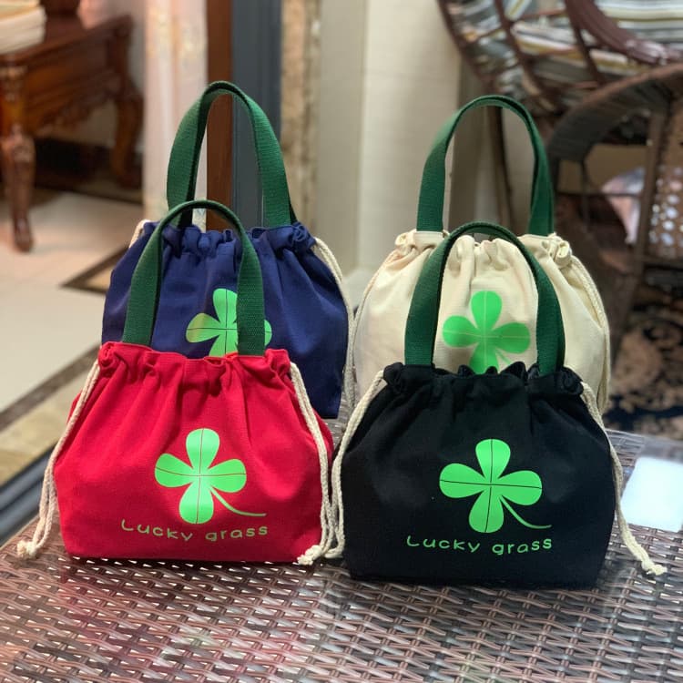 巾着 四つ葉のクローバー刺繍入り巾着ポーチ