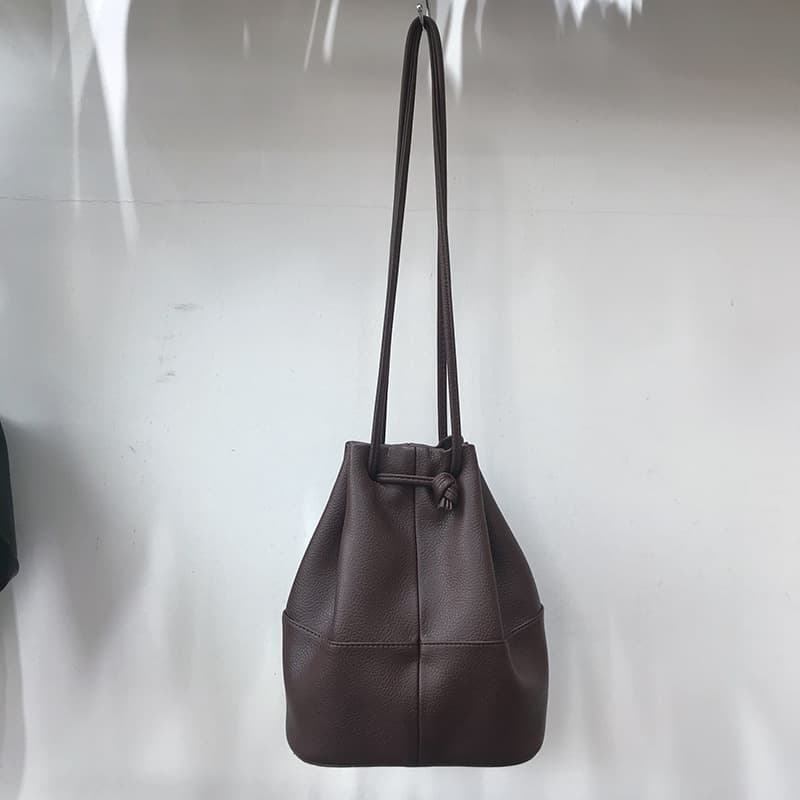 巾着 上質合成皮革使用 大容量巾着型ショルダー鞄