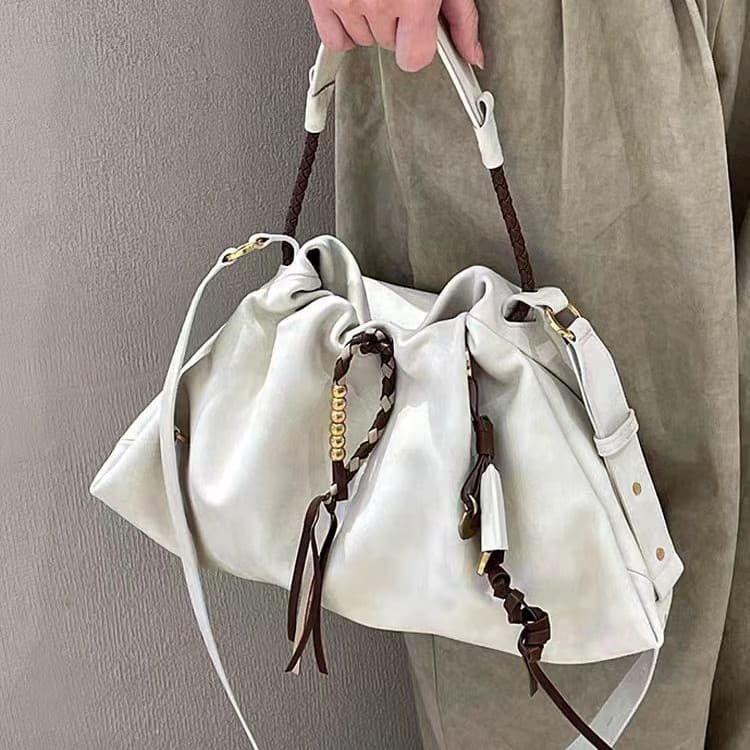 巾着 編み込み紐と金具がアクセントの巾着ショルダー