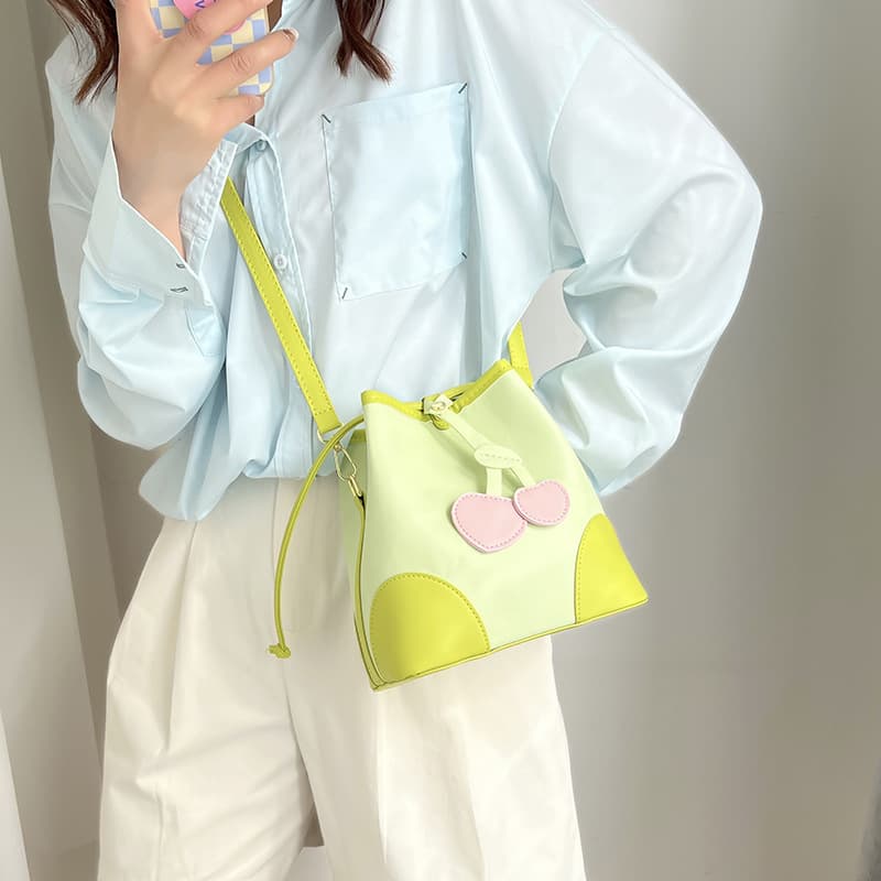 巾着 さくらんぼ刺繍の可愛い巾着ショルダーバッグ