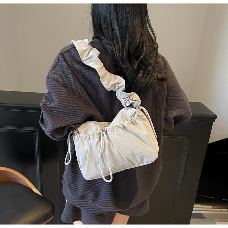 巾着 やわらか素材の巾着型斜めがけかばん