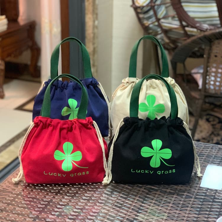 巾着 四つ葉のクローバー刺繍入り巾着ポーチ