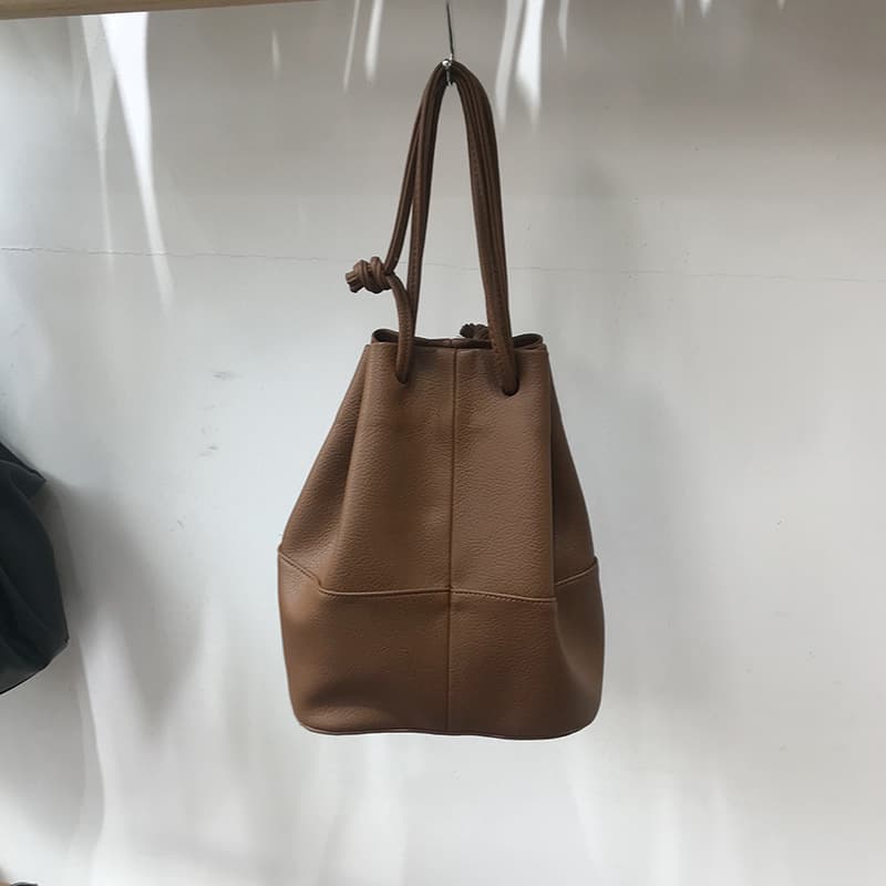 巾着 上質合成皮革使用 大容量巾着型ショルダー鞄