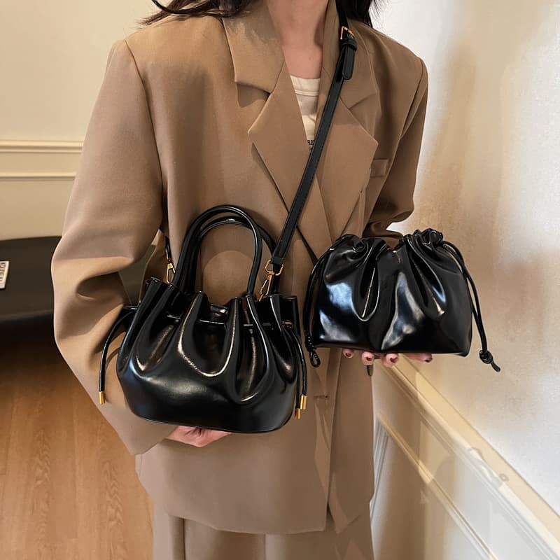 巾着 上品な光沢レザー巾着型ショルダーバッグ