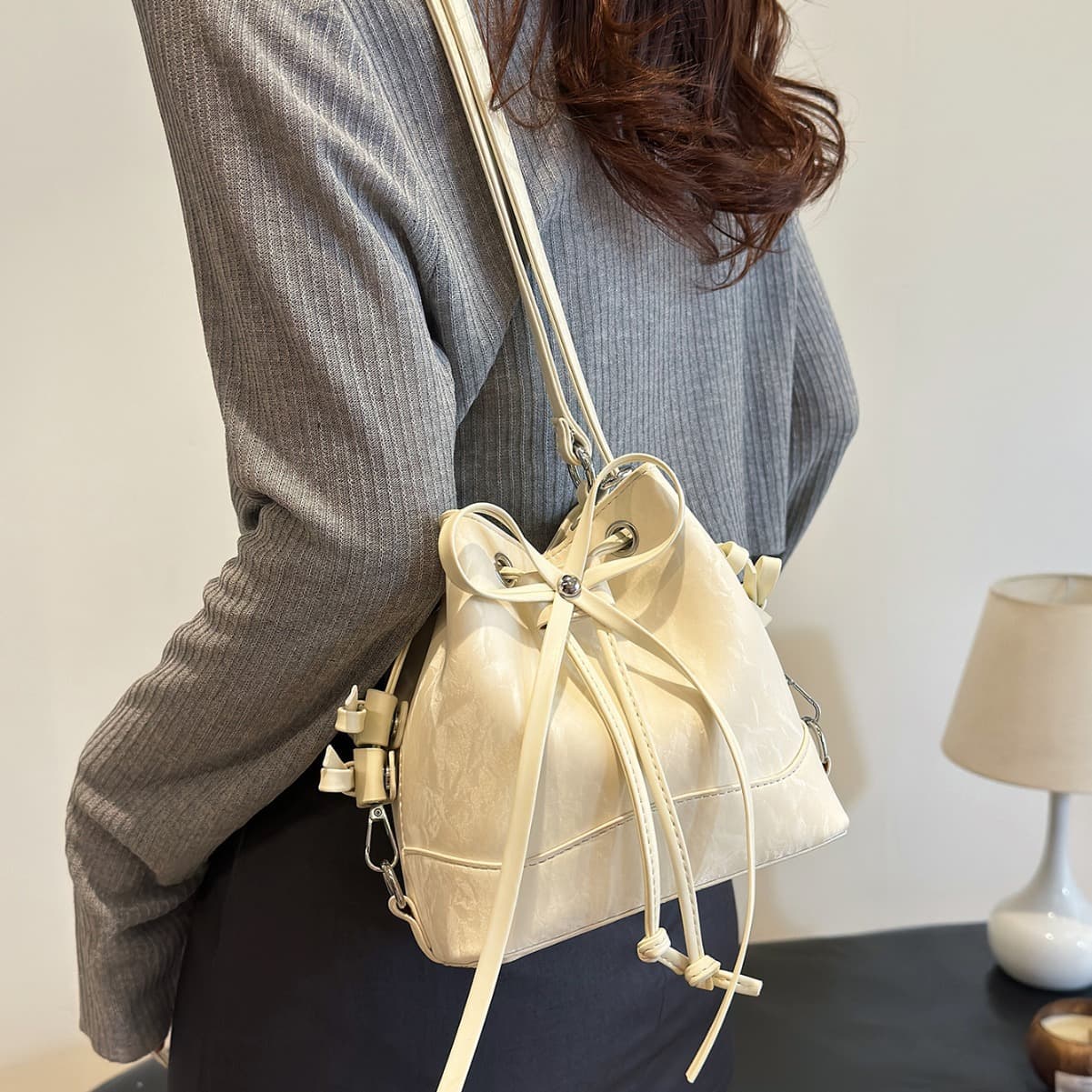 巾着 上品な光沢感のある巾着型ショルダー鞄