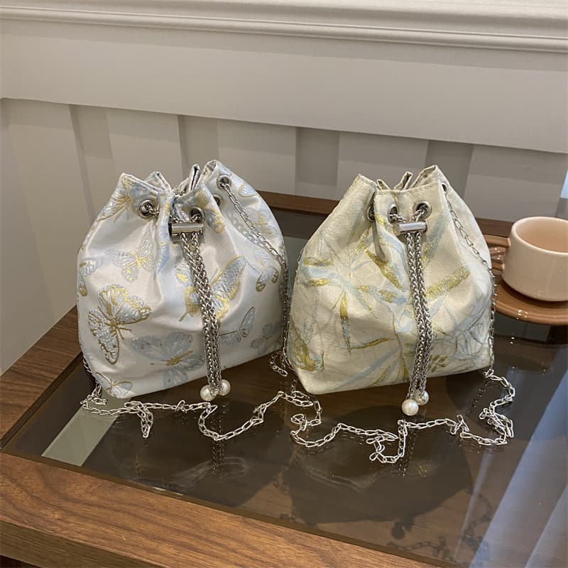 巾着 蝶々刺繍サテン地巾着ショルダーバッグ