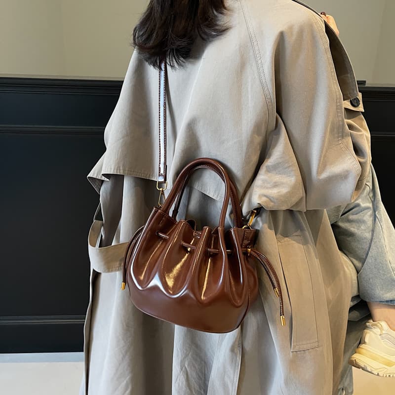 巾着 上品な光沢レザー巾着型ショルダーバッグ
