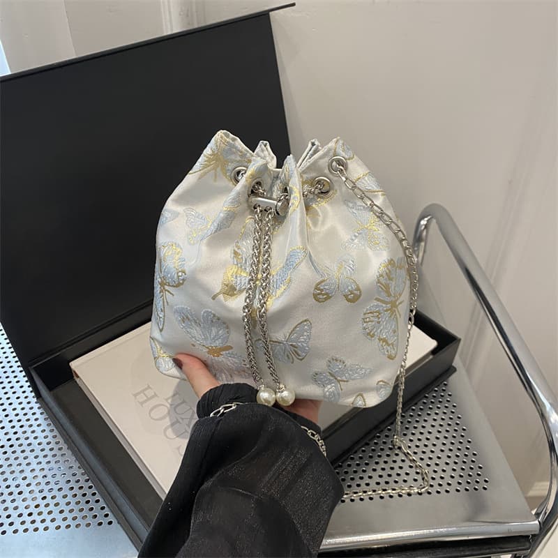 巾着 蝶々刺繍サテン地巾着ショルダーバッグ